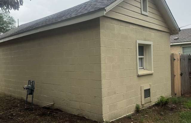 Efficiency Stand Alone Back-house in Bivins! All Utilities Paid!!  To Schedule Viewing Call 806-340-8283 Gallery 3