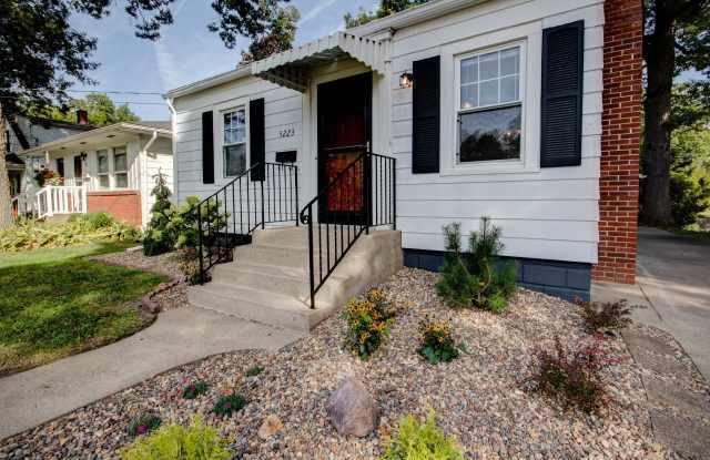 Beautifully Remodeled 2 Bedroom Home - 3223 18th Avenue, Moline, IL 61265