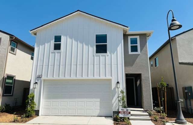 $2,295 Tesoro Viejo, Award Winning Community, 3/2, Solar Panels, Josephine Ave. photos photos