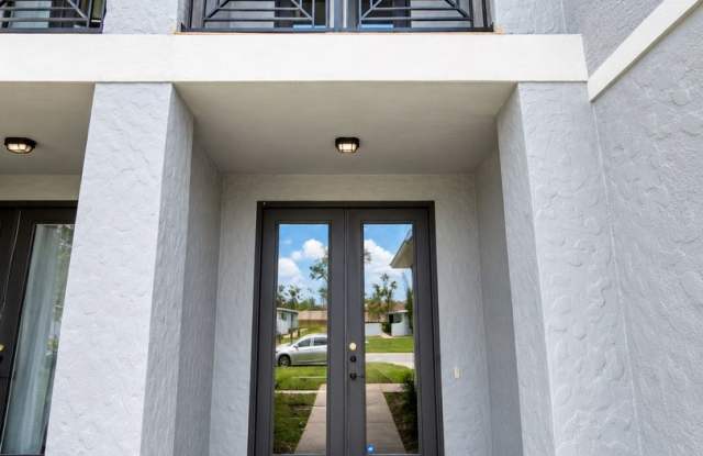 Stunning 3-Bedroom Townhome with Loft, Balcony & 2-Car Garage in Kissimmee! Gallery 3