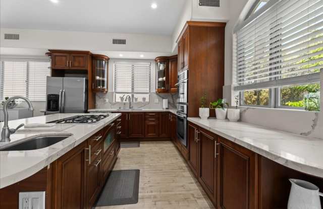 Spacious Tri-Level Townhome in Valley Village Gallery 3