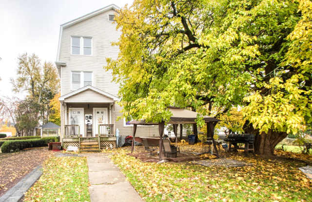 Newly Remodeled Spacious 3 Bedroom Apartment Gallery 3