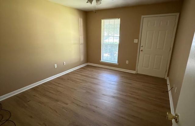 Benton 3 Bedroom, 1.5 Bathroom Home - Like New! Gallery 3