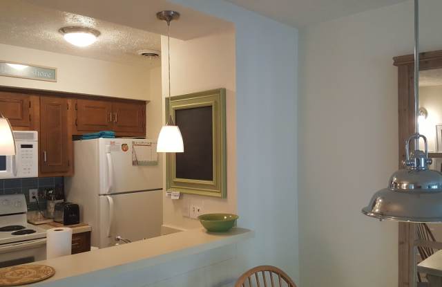 Beautifully furnished 1 br 2nd floor condo Gallery 4