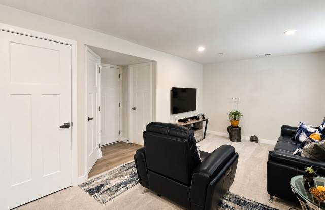 9008 Armstrong Ln Gallery 3