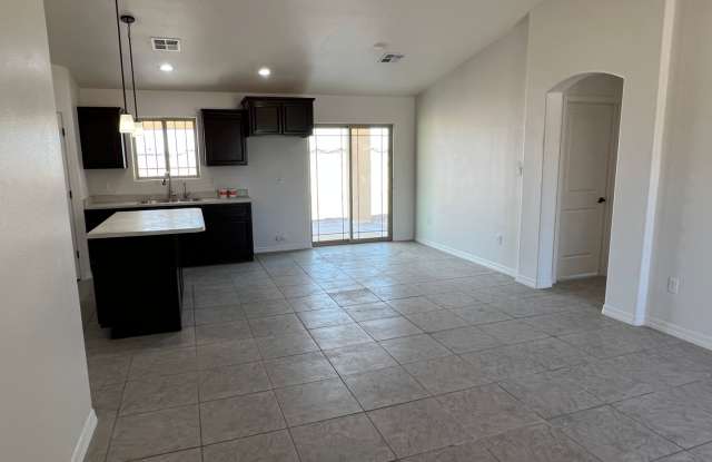 3 Bedroom Split Floor Plan with 2 bathrooms en San Luis AZ. Lista para rentar. Gallery 4