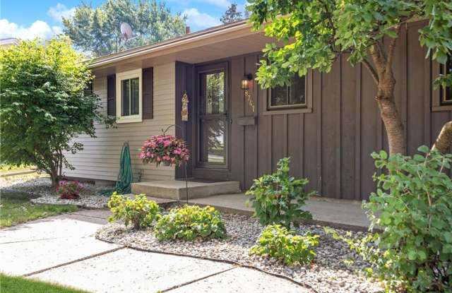 Large Single Family House in West Bloomington with Fenced Backyard!! - 8747 Harrison Circle, Bloomington, MN 55437 Large Single Family House in West Bloomington with Fenced Backyard!! - 8747 Harrison Circle, Bloomington, MN 55437