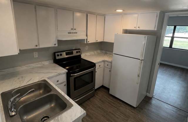 NICE 1BR/1BA Apt!! WATER & SEWER INCLUDED!! Come Home to Quiet with a Convenient Central Lakeland Location! photos photos