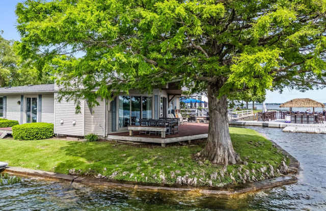 Winter Getaway at Lake Wawasee - 3 Br Ranch style home near Oakwood! Gallery 4