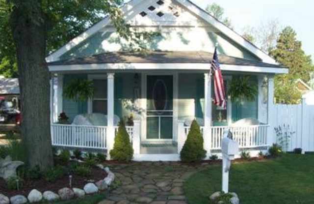 1660 Beechmont St - 1660 Beechmont Street, Keego Harbor, MI 48320