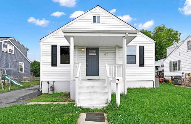 Charming 2 Bedroom/2 Bathroom Home with Loft in Dundalk, MD! photos photos