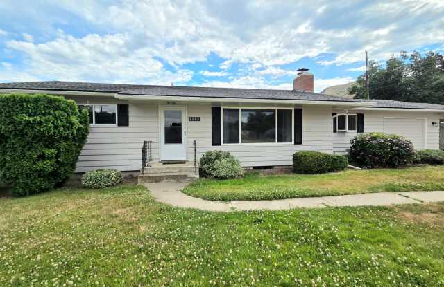 Oversized (@ whopping 2,600+ Sq. Ft.), Beautifully Charming 4-Bed, 2-Bath Home in Wenatchee!! photos photos