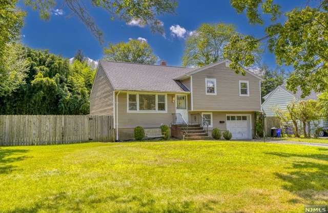 7 Carlson Court - 7 Carlson Court, Closter, NJ 07624