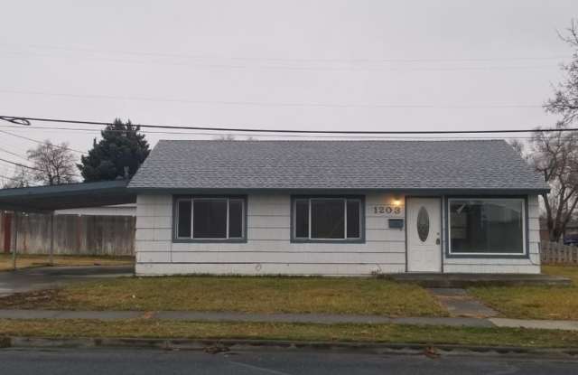 Three bedroom home close to schools and downtown photos photos