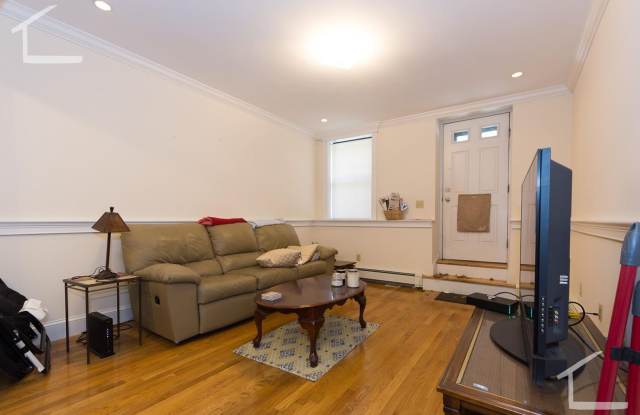 Garden level 3 bed in Allston Gallery 3