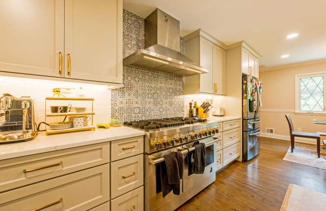 Elegant 4BR W/ Dens Retreat with Stunning Backyard Oasis & Attached Garage Gallery 4
