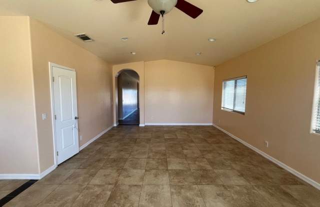 Spacious 4-Bed, 2-Bath Custom Home in California City – Convenient & Cozy! Gallery 4