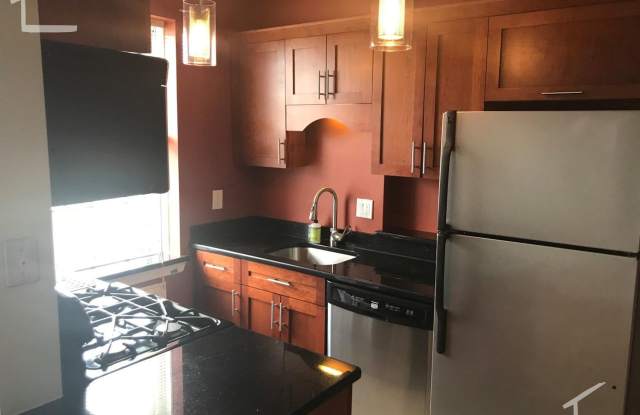 Nicely renovated 2 bed with in-unit laundry in Coolidge Corner! Gallery 1