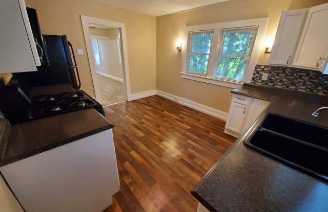 2 Bedroom, 1 Bathroom home with large garage Gallery 4
