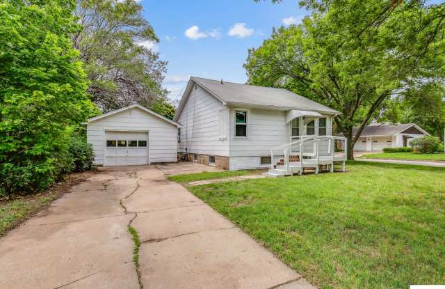 2 bedroom 1 bathroom home with a large garage and spacious backyard photos photos