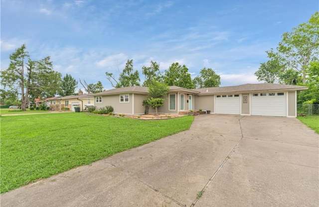 1603  W Poplar  ST photos photos