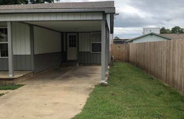 Completely Remodeled 3 Bedroom 1 Bath House-New privacy fence!! Gallery 4