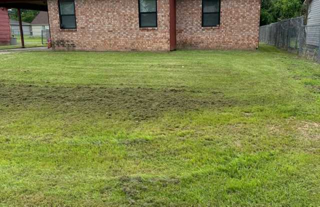 MOVE IN SPECIAL!! Three Bed/One Bath Home/Freshly Painted/Fenced Yard photos photos