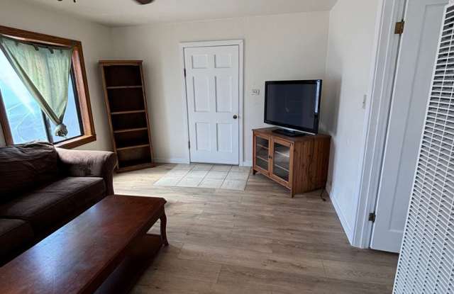 Beautifully Renovated 1 Bedroom in Upper Seaside Gallery 4