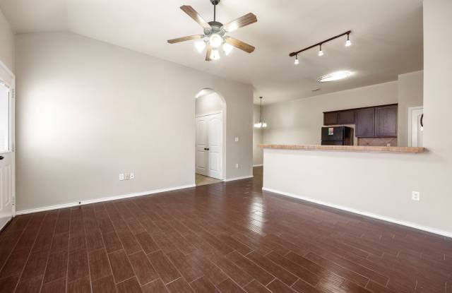 3 Bedroom Duplex with 2 Car Garage located in New Braunfels! Gallery 3