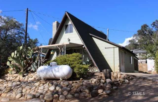 Charming A-frame style home in Wofford Heights! 1 Bedroom / 1 Bathroom plus loft - FULLY FURNISHED. photos photos