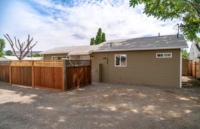Cozy pet friendly 2 bed, 1bath home photos photos
