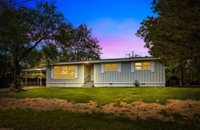 Charming 4 Bedroom, 2 Bathroom house photos photos