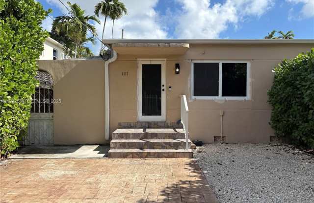 527 SW 9th Ave - 527 Southwest 9th Avenue, Miami, FL 33130