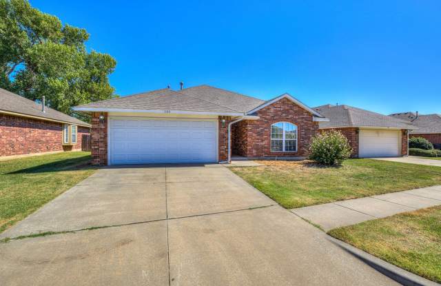 Charming home in Yukon + 3 bedrooms + 2 bathrooms photos photos