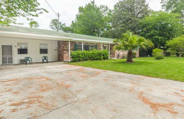 Freshly Painted 3/2 Pool Home with Attached 1/1 Apartment in NW Central Gainesville! Gallery 4