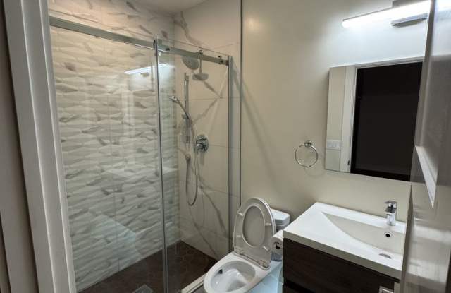 Newly Renovated 800 Sq Ft 2BR/1BA Garden-Level Unit in Parkside with Private Entrance & Backyard Access Gallery 3