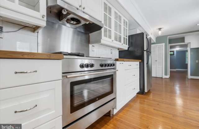 Enchanting Fells Point SFH 2bd/1.5ba w/ CAC, Modern Features, W/D and more! Available 3/1 - 2010 Fleet Street, Baltimore, MD 21231