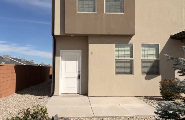 Stunning Townhome Near Hospital! Gallery 1