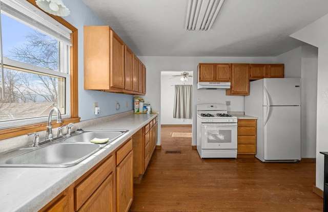 Cozy Clinton Home With Large Yard and Convenient South Bluff Location! Gallery 4