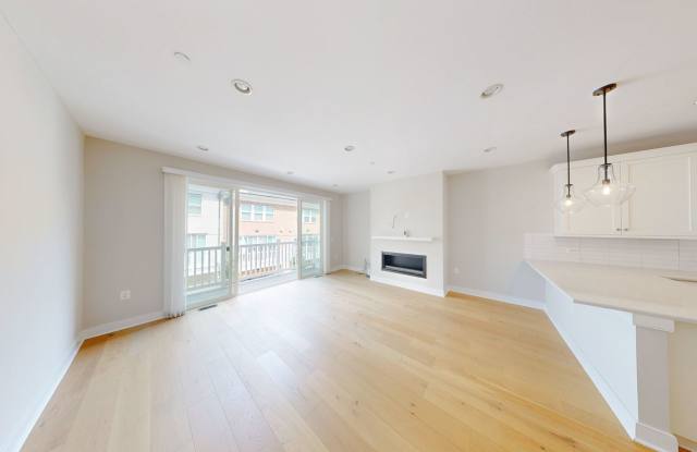 4 LEVEL ELEVATOR 3 BED + 4.5 TH - Fresh and Ready! Gallery 3
