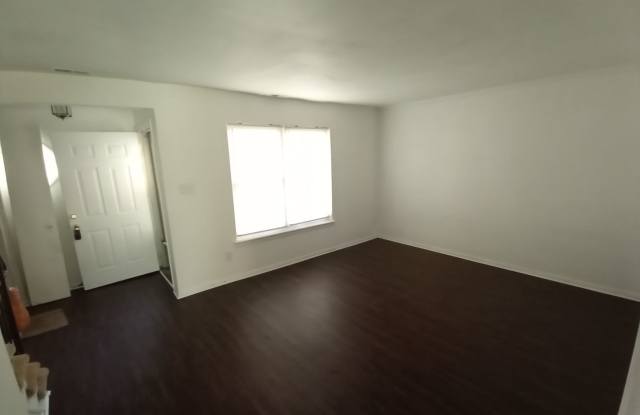 3 bedroom, 1.5 bathroom Townhouse in Virginia Beach Gallery 4
