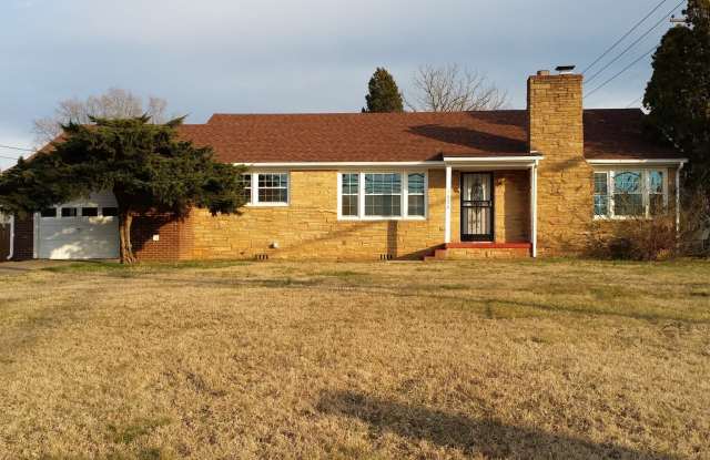 Come make this home yours - 1628 Old Niles Ferry Road, Maryville, TN 37803