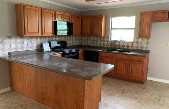 4/2 Fenced Yard and Pet Friendly. SHISD photos photos