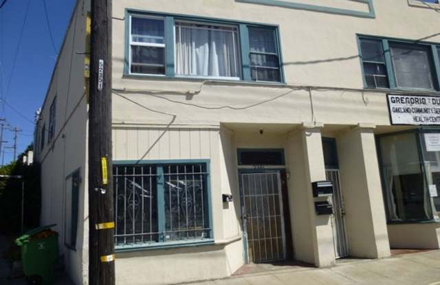 Spacious 2 Bed- 1 Bath, with Hardwood/Tile Floors throughout- near East 23rd Ave. Gallery 1