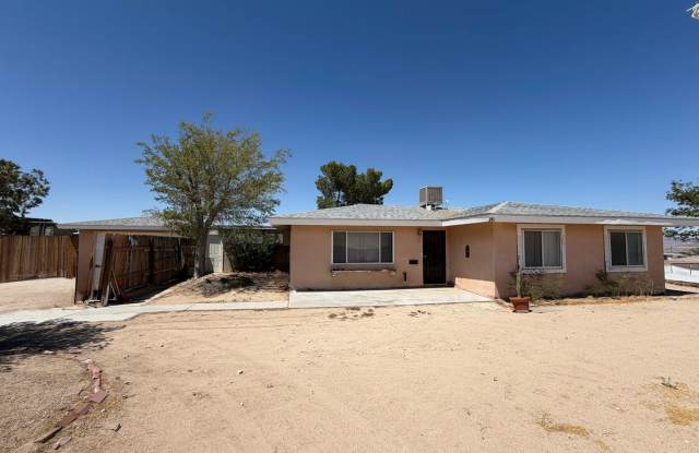 3 Bedroom 1 Bathroom House with Spacious Bedrooms and Fenced Backyard photos photos 3 Bedroom 1 Bathroom House with Spacious Bedrooms and Fenced Backyard photos photos