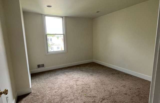 4 Bedroom House on Southside Slopes. - 2 Decks with amazing views - Central Air - Washer/Dryer Gallery 3