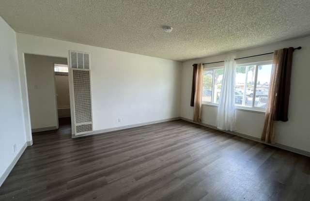 Remodeled 3 bedroom, 1 1/2 bathroom house. Large private yard! Gallery 4