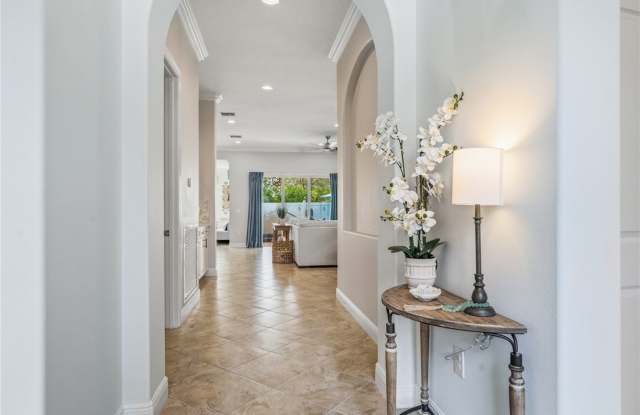 4245 Diamond Square Gallery 2
