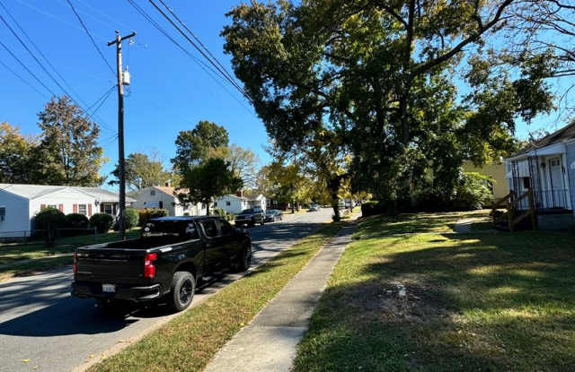 3 bed 1 bath house With Central Hvac Fenced yard and laundry Gallery 4