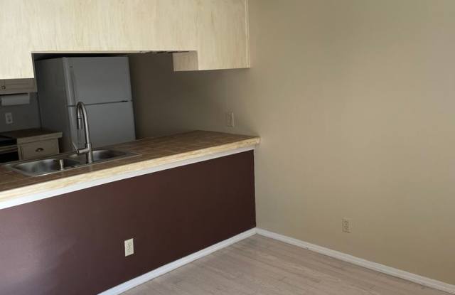 Darling 1 Bed, 1.5 Bath Townhouse with small Fenced Yard! Gallery 4